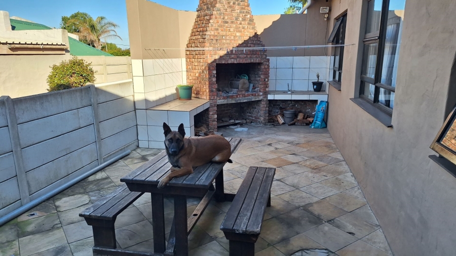 4 Bedroom Property for Sale in Denneoord Western Cape